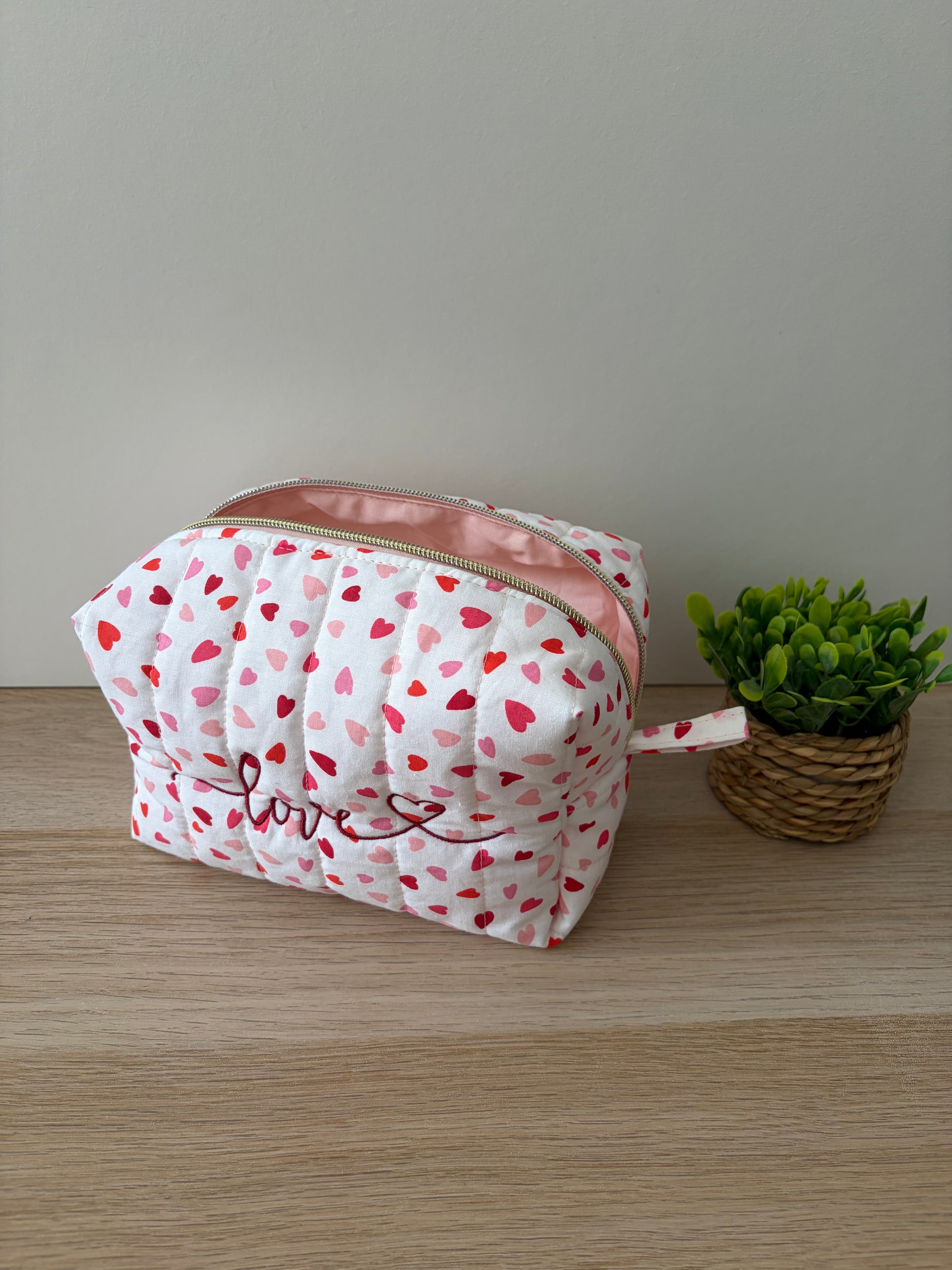 Trousse de toilette taille M avec motif cœur et broderie "Love", finition artisanale personnalisée