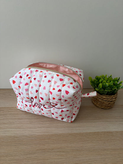 Trousse de toilette taille M avec motif cœur et broderie "Love", finition artisanale personnalisée