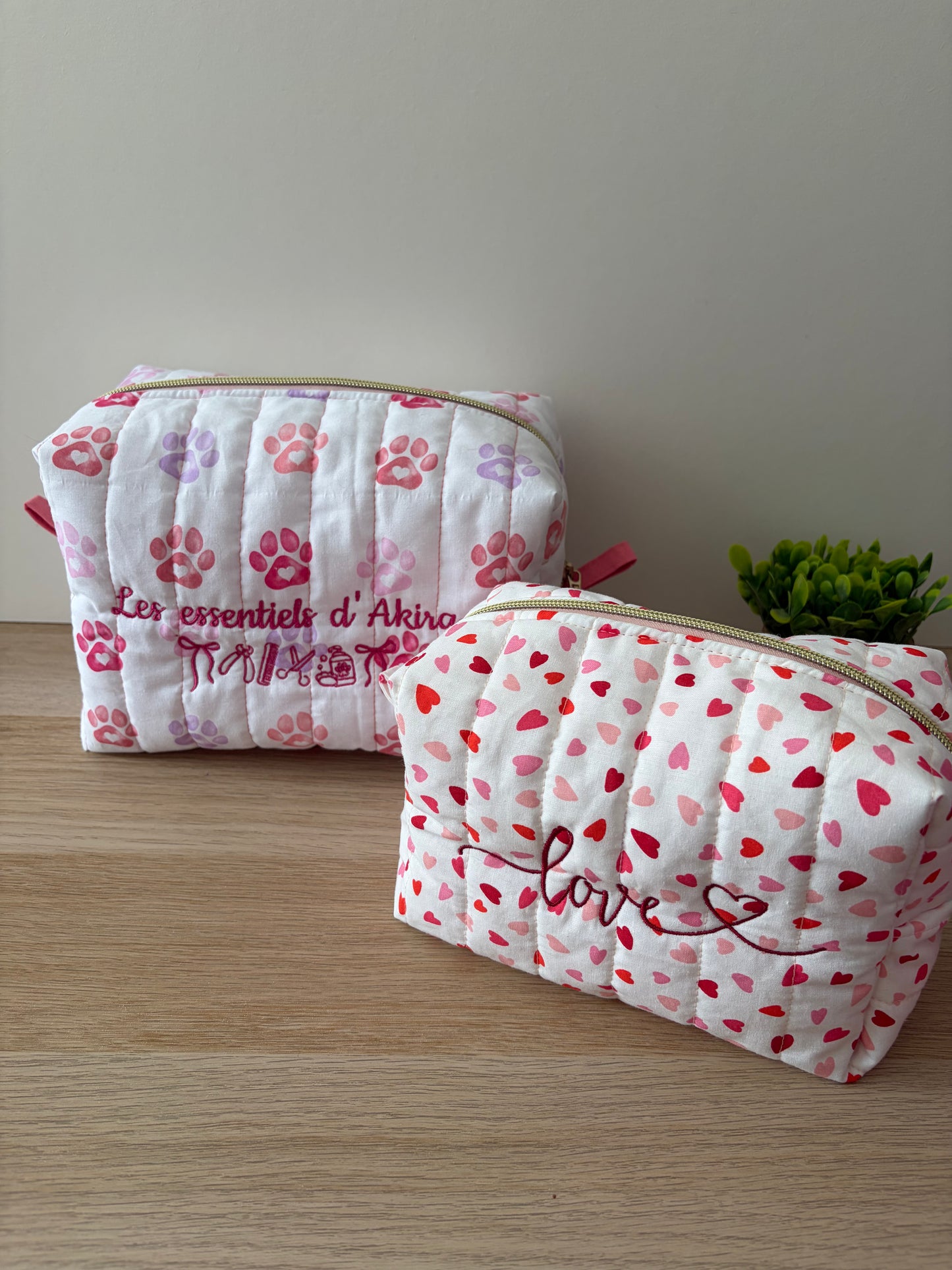 Trousse de toilette personnalisée en tailles M et L côte à côte pour comparer les dimensions