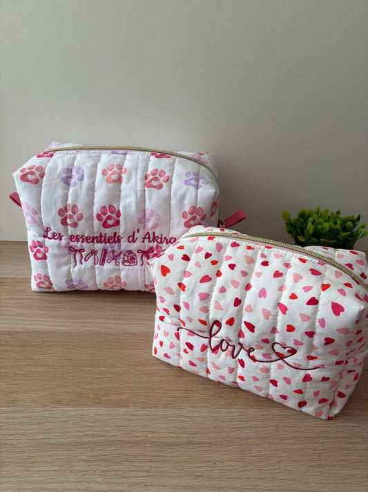Trousse de toilette personnalisée en tailles M et L côte à côte pour comparer les dimensions