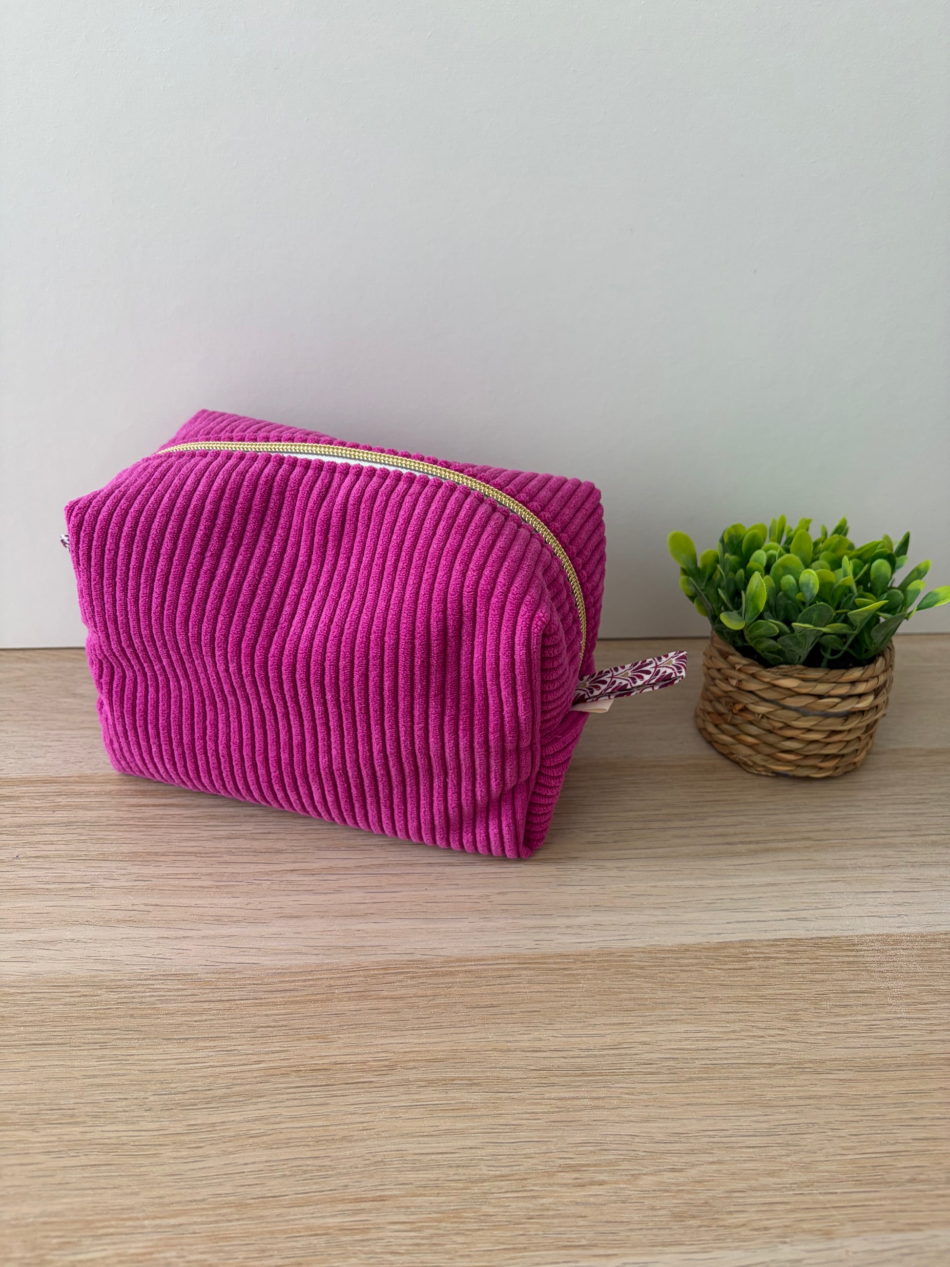 Trousse de toilette en velours côtelé personnalisable avec finition artisanale et texture douce